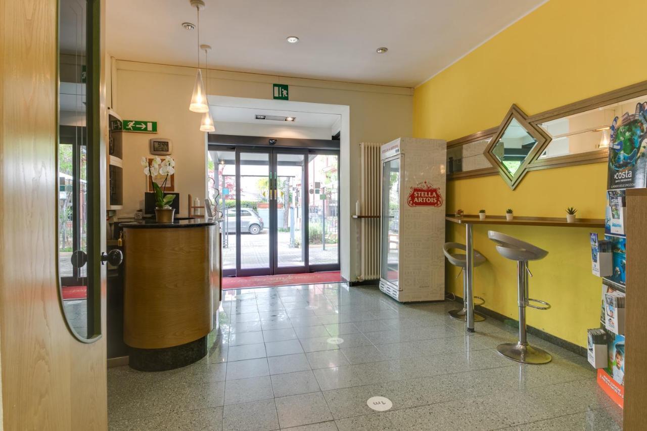 Hotel Villa Merope Rimini Buitenkant foto