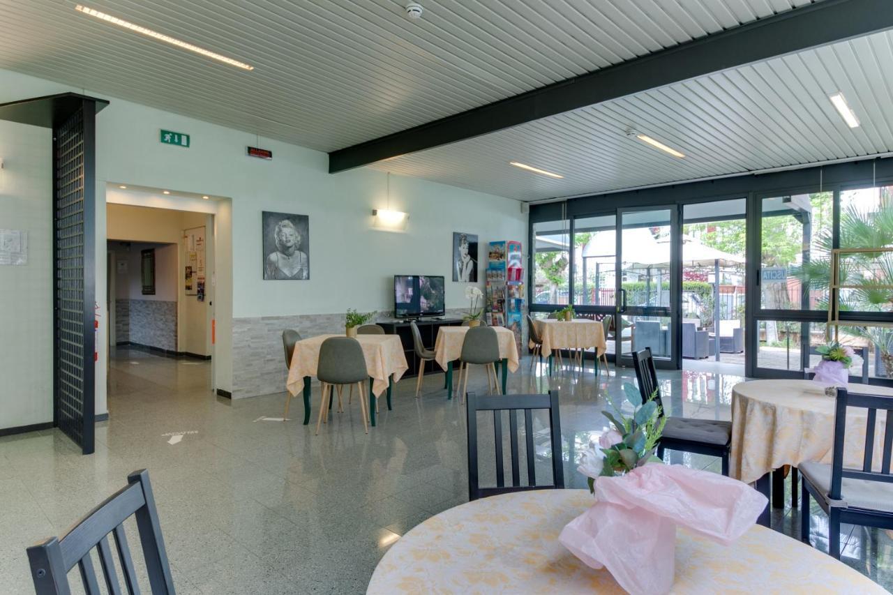 Hotel Villa Merope Rimini Buitenkant foto
