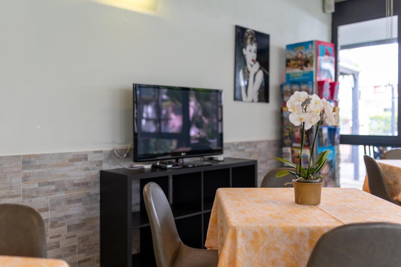 Hotel Villa Merope Rimini Buitenkant foto